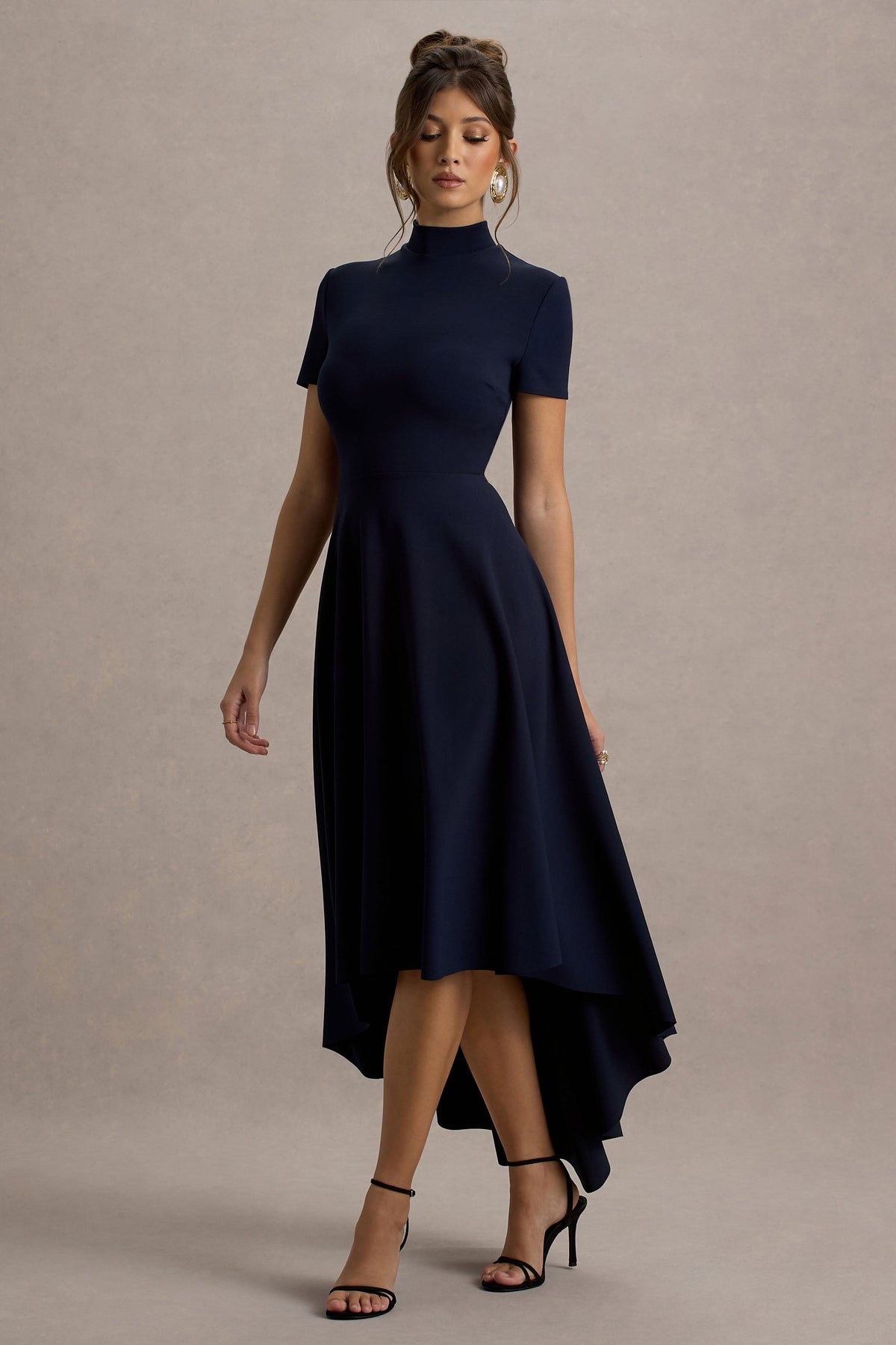Bellona | Vestido midi azul marino con mangas cortas y falda asimétrica