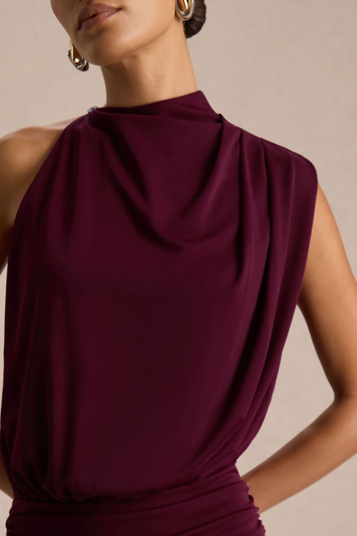 Umaira | Vestido largo burdeos con escote alto