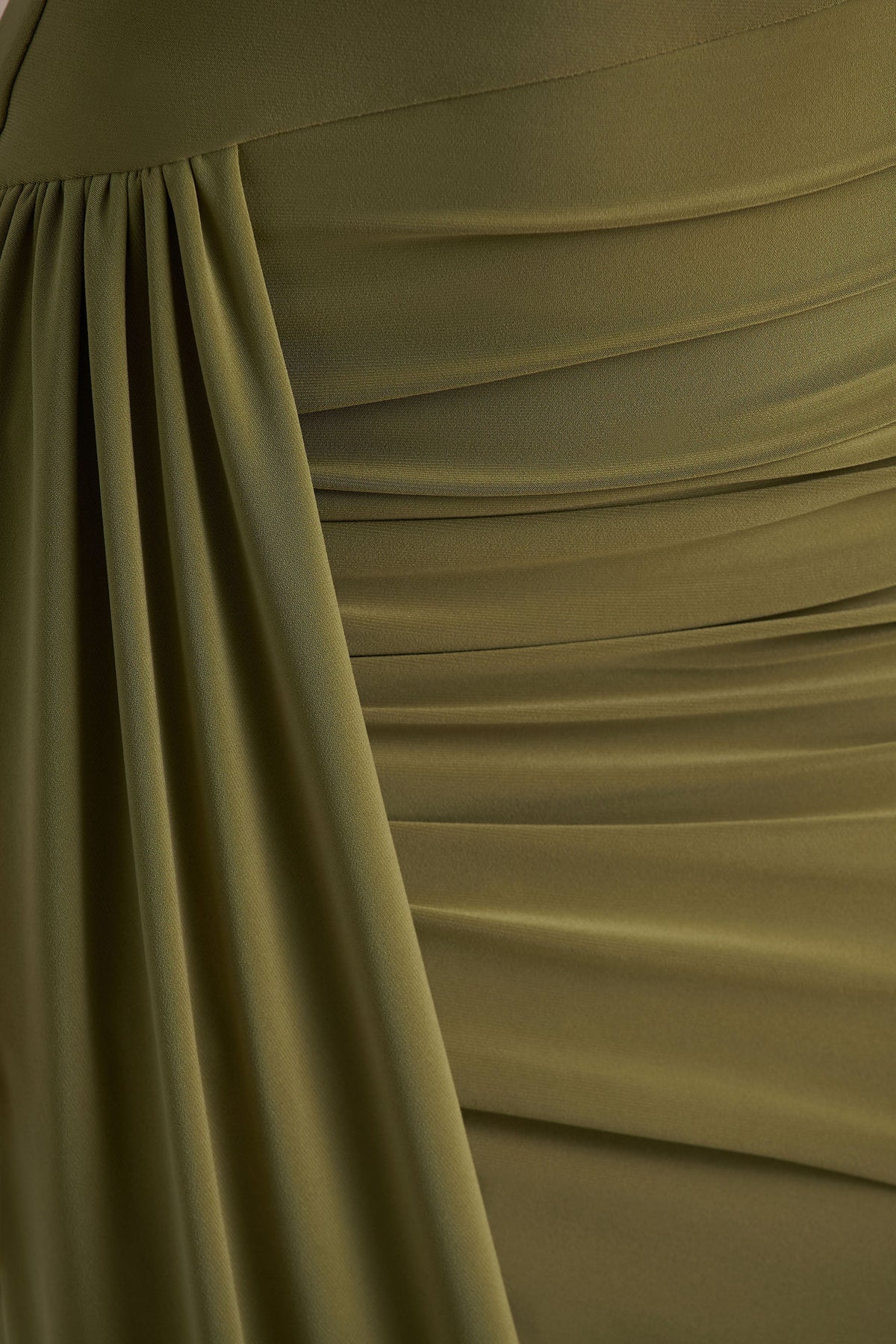 Enchant | Vestido Midi Verde Oliva Con Cuello Alto Y Mangas Capa Asimétricas