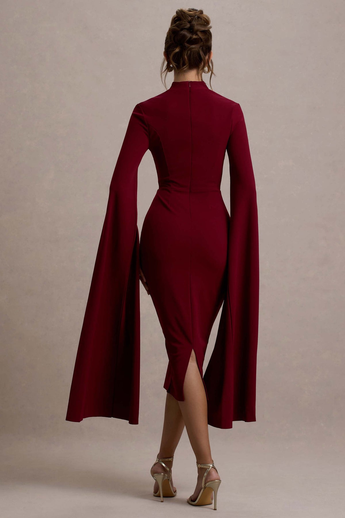 Linden | Vestido midi ajustado al cuerpo con mangas capa en color baya