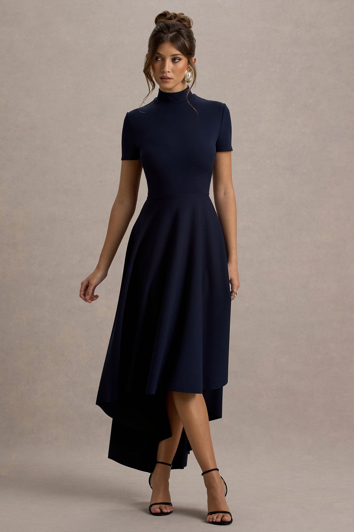 Bellona | Vestido midi azul marino con mangas cortas y falda asimétrica
