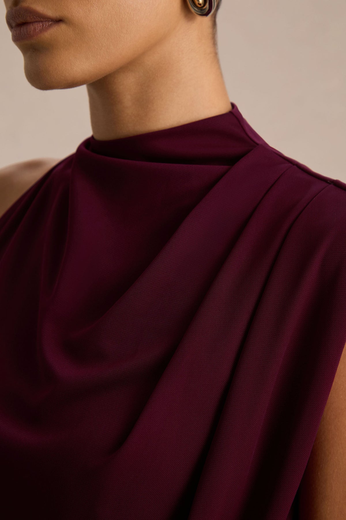 Umaira | Vestido largo burdeos con escote alto
