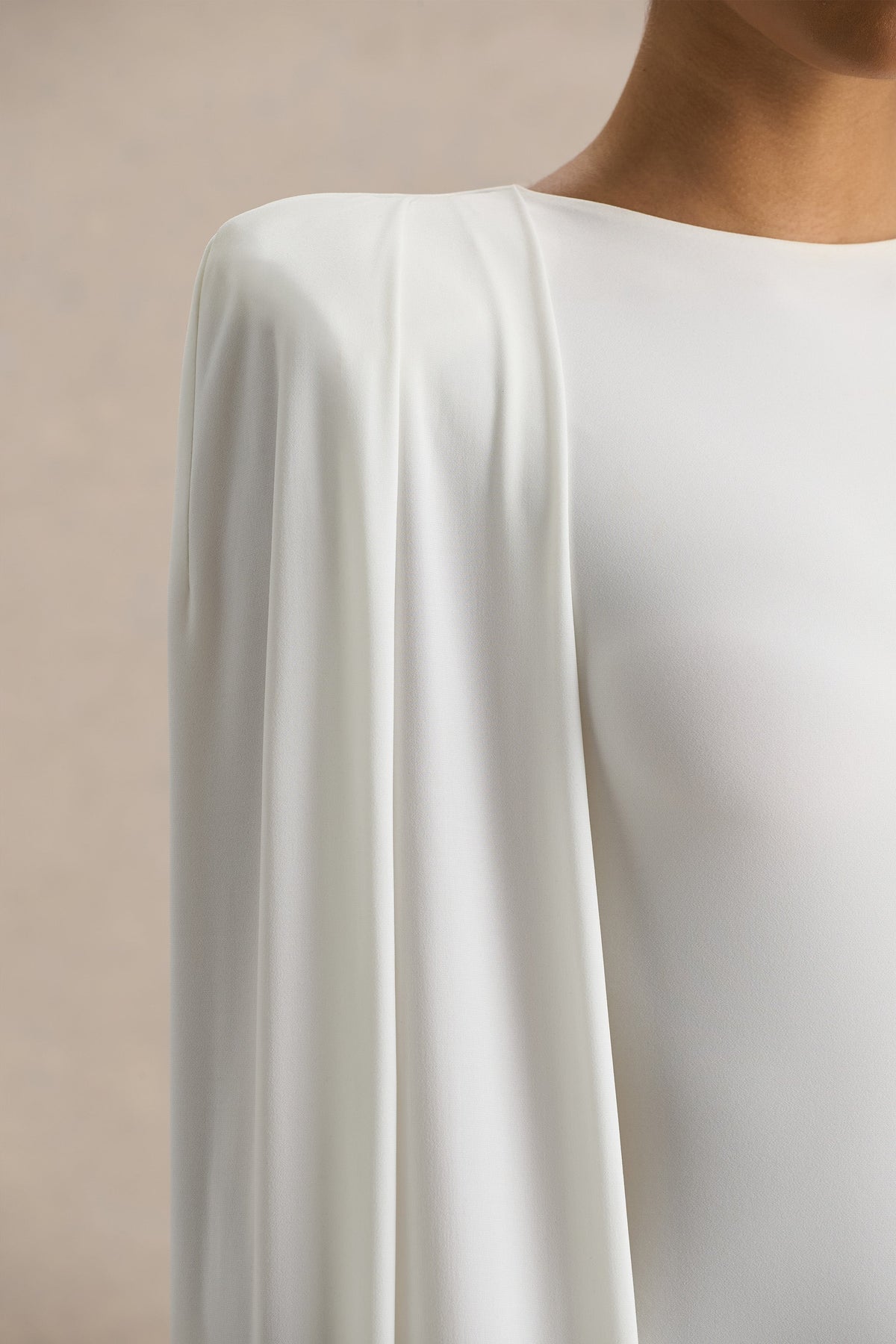 Mimi | Vestido Largo Blanco Con Escote Alto Y Detalle De Manga Capa