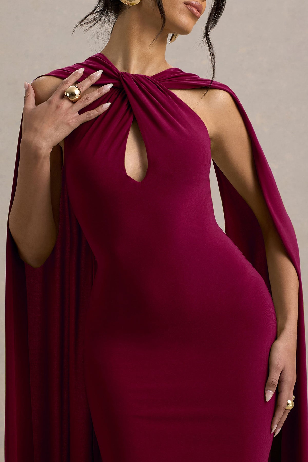 Rhoda | Vestido largo en burdeos con escote halter torcido y capa