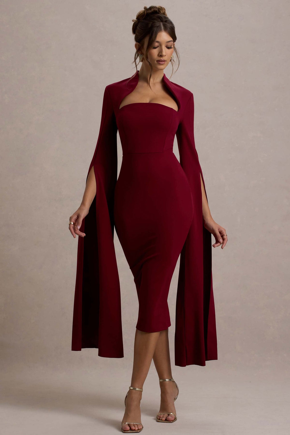 Linden | Vestido midi ajustado al cuerpo con mangas capa en color baya