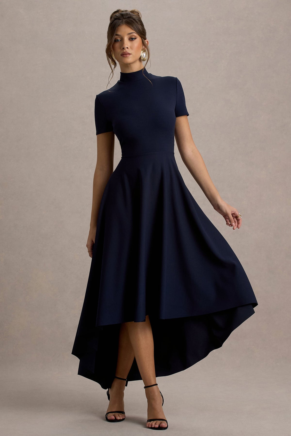 Bellona | Vestido midi azul marino con mangas cortas y falda asimétrica