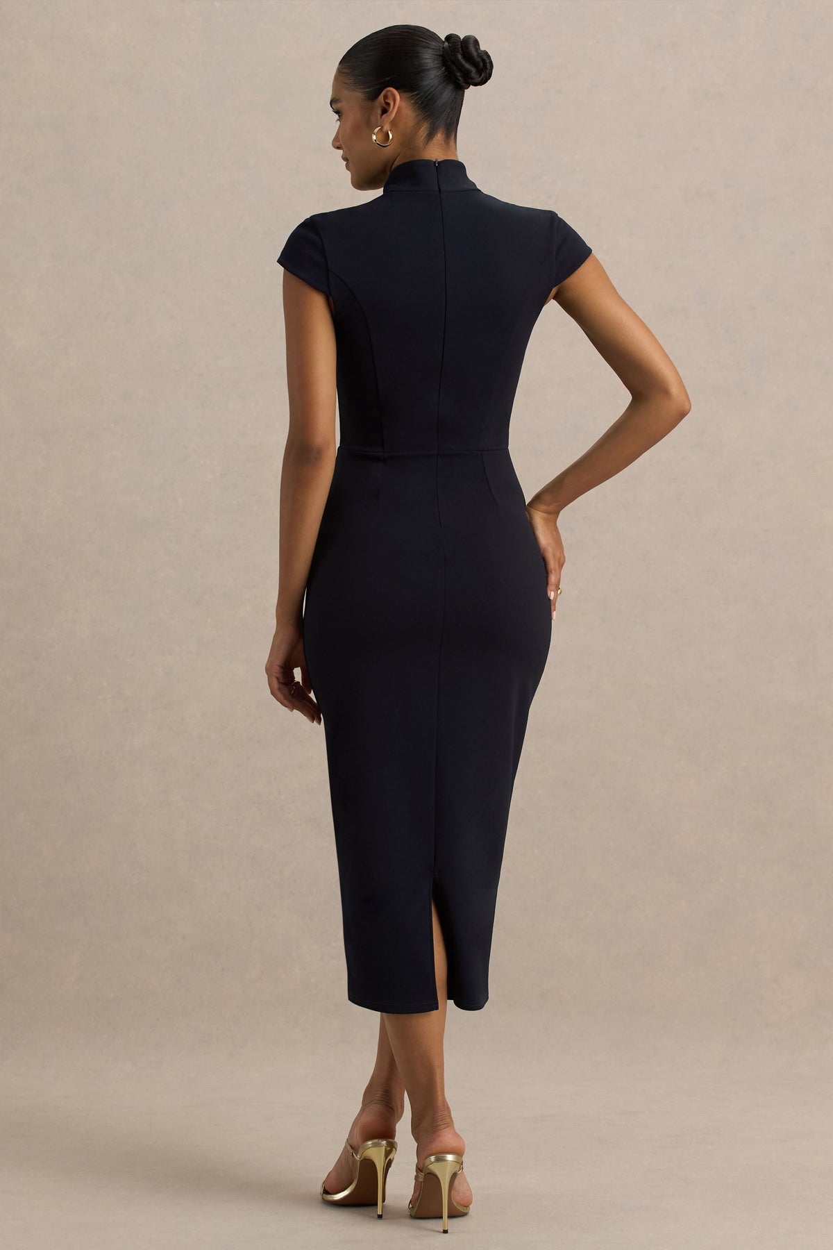 Elsie | Vestido Midi Azul Marino con Escote Recortado y Mangas Cortas