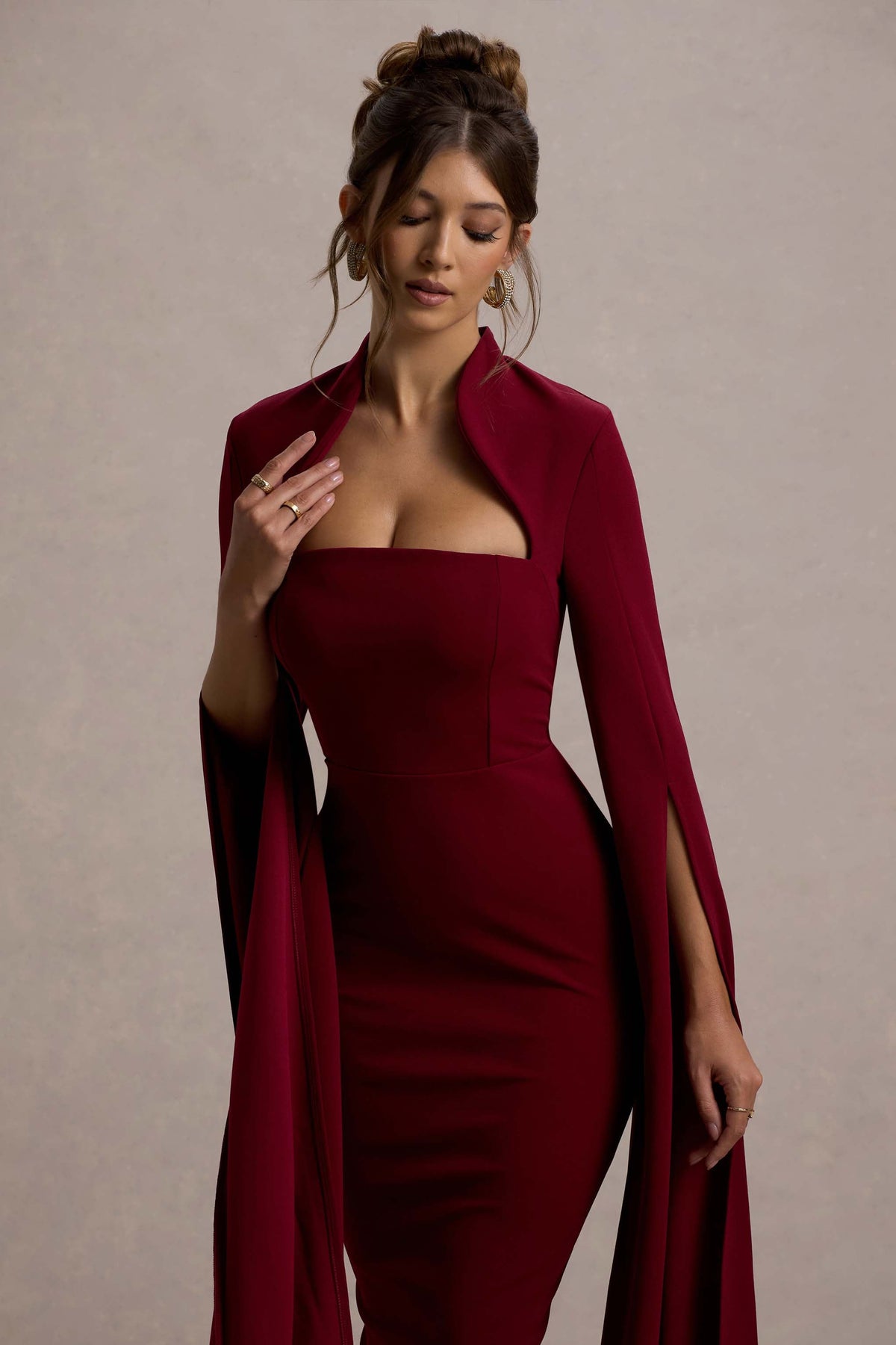 Linden | Vestido midi ajustado al cuerpo con mangas capa en color baya