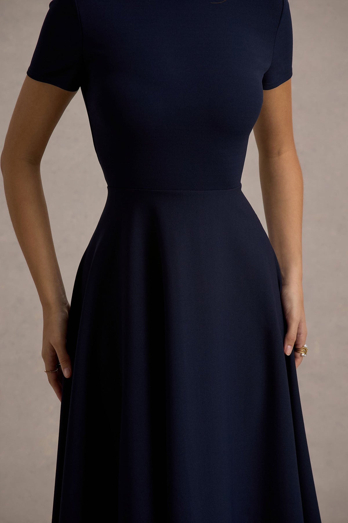 Bellona | Vestido midi azul marino con mangas cortas y falda asimétrica