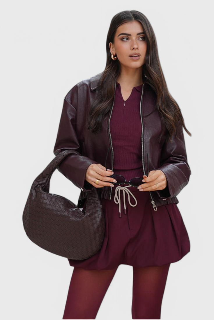 Bolso mediano tejido en lila con elegante detalle de nudo