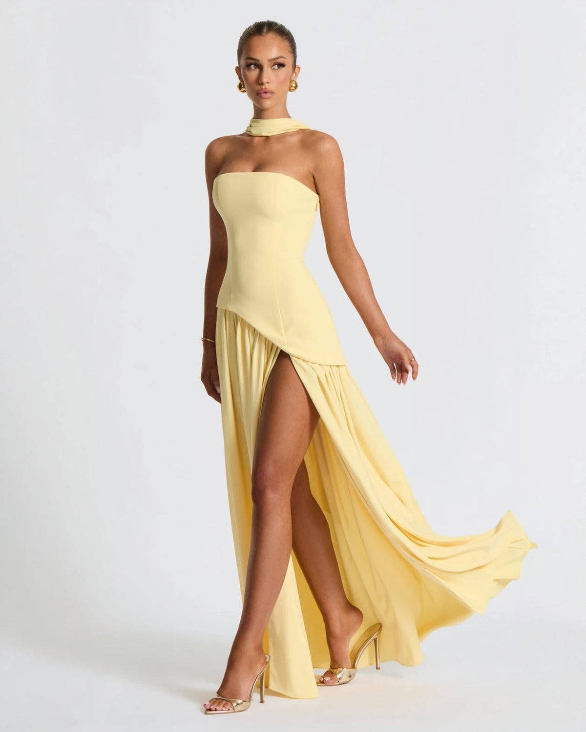 Alessia • Vestido maxi sin tirantes con escote elegante y abertura lateral