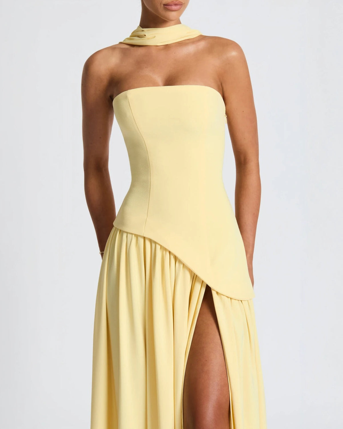 Alessia • Vestido maxi sin tirantes con escote elegante y abertura lateral