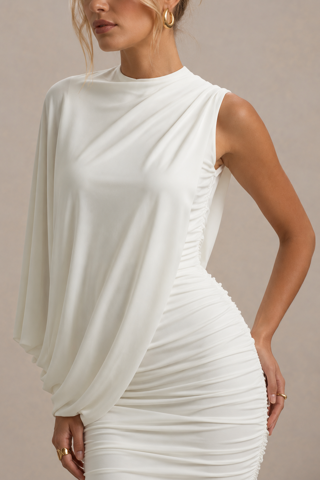 Fortuna | Vestido corto blanco con una manga larga y drapeado