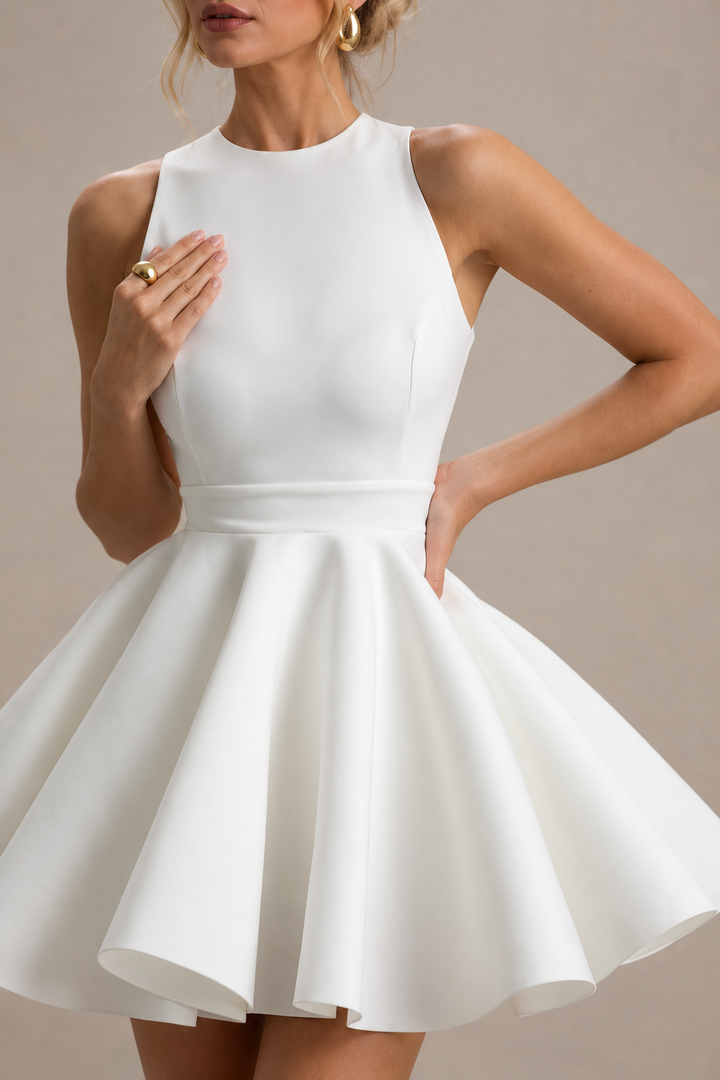 Waverly | Vestido corto en blanco con espalda abierta y falda skater