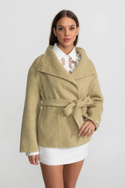 Abrigo Corto con Cinturón y Cuello Alto – Beige