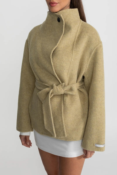 Abrigo Corto con Cinturón y Cuello Alto – Beige