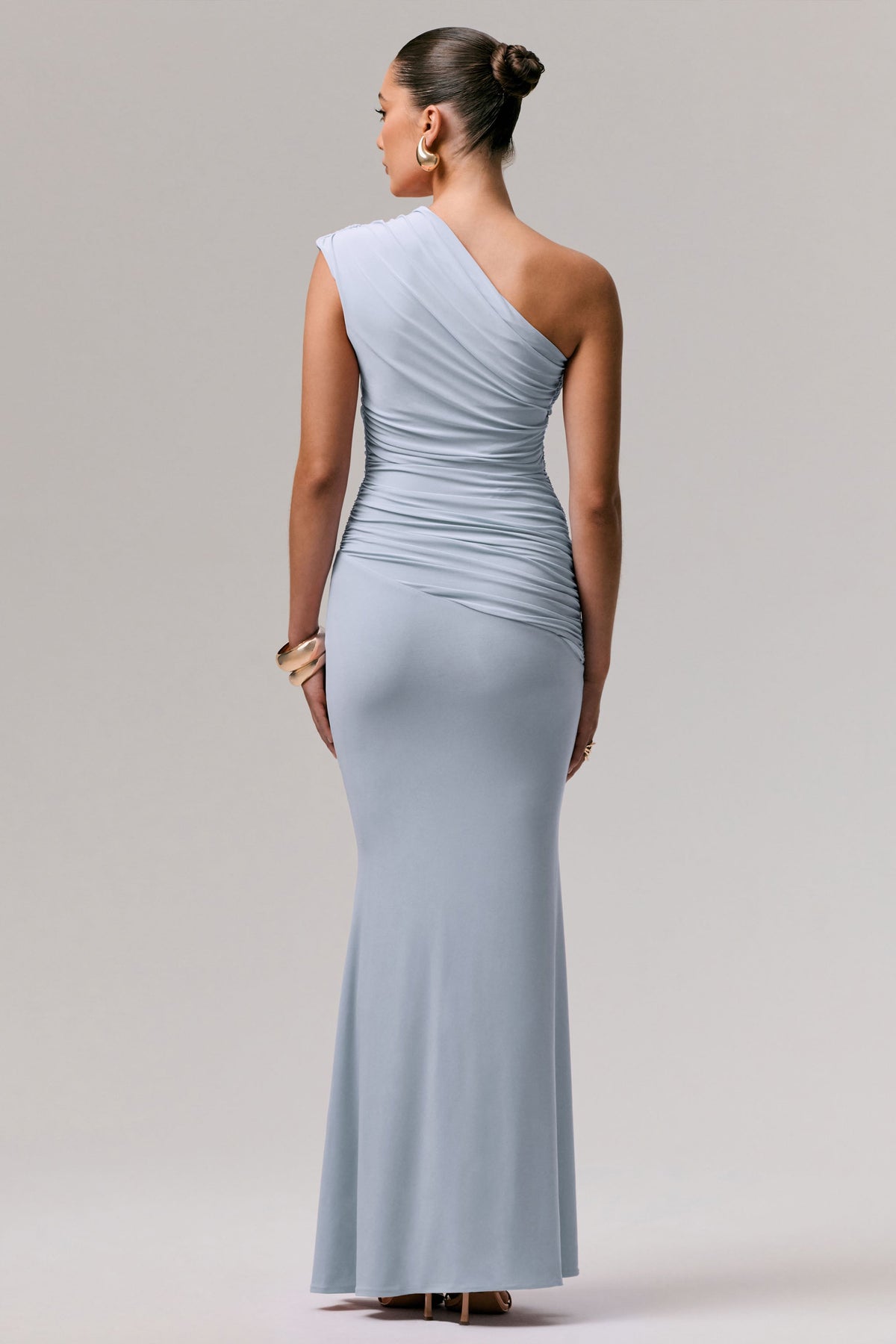 Mardi | Vestido Largo Azul Empolvado con Escote Asimétrico y Fruncidos