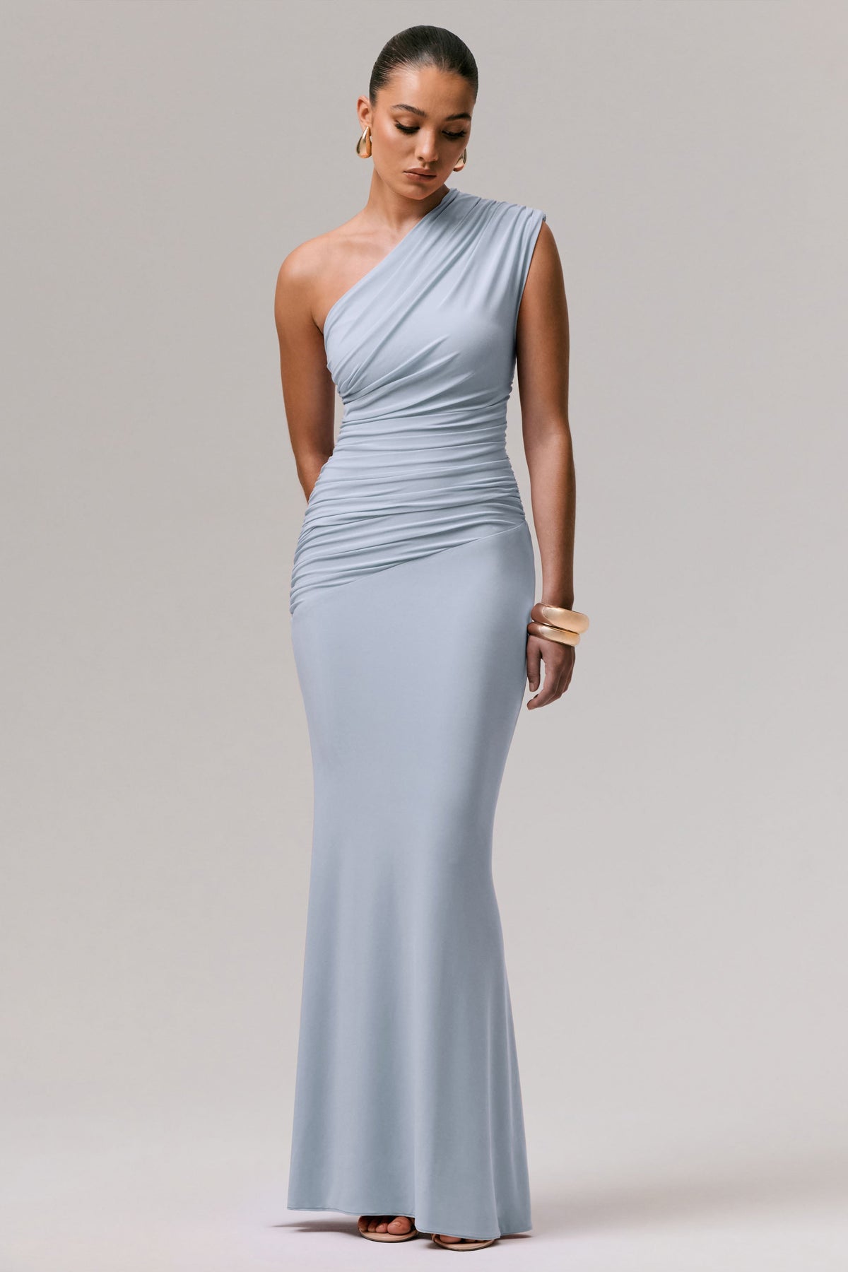 Mardi | Vestido Largo Azul Empolvado con Escote Asimétrico y Fruncidos