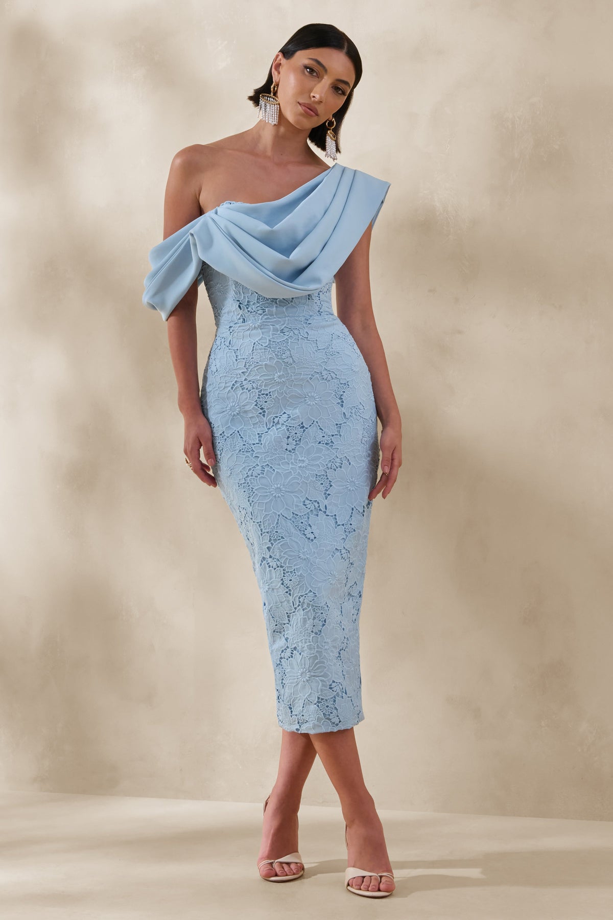 Loria | Vestido Midi Azul Empolvado De Crepé Y Encaje Con Escote Asimétrico