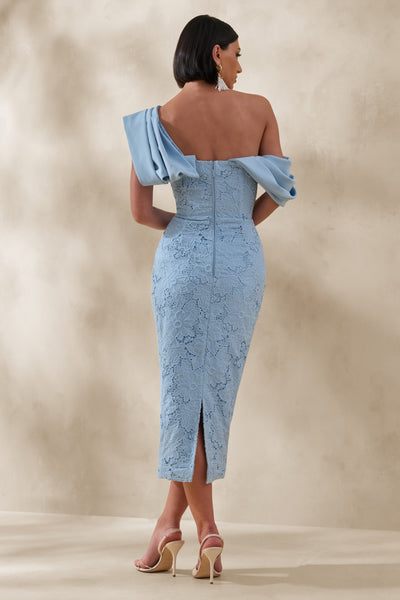 Loria | Vestido Midi Azul Empolvado De Crepé Y Encaje Con Escote Asimétrico