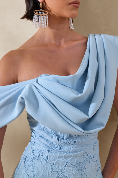 Loria | Vestido Midi Azul Empolvado De Crepé Y Encaje Con Escote Asimétrico