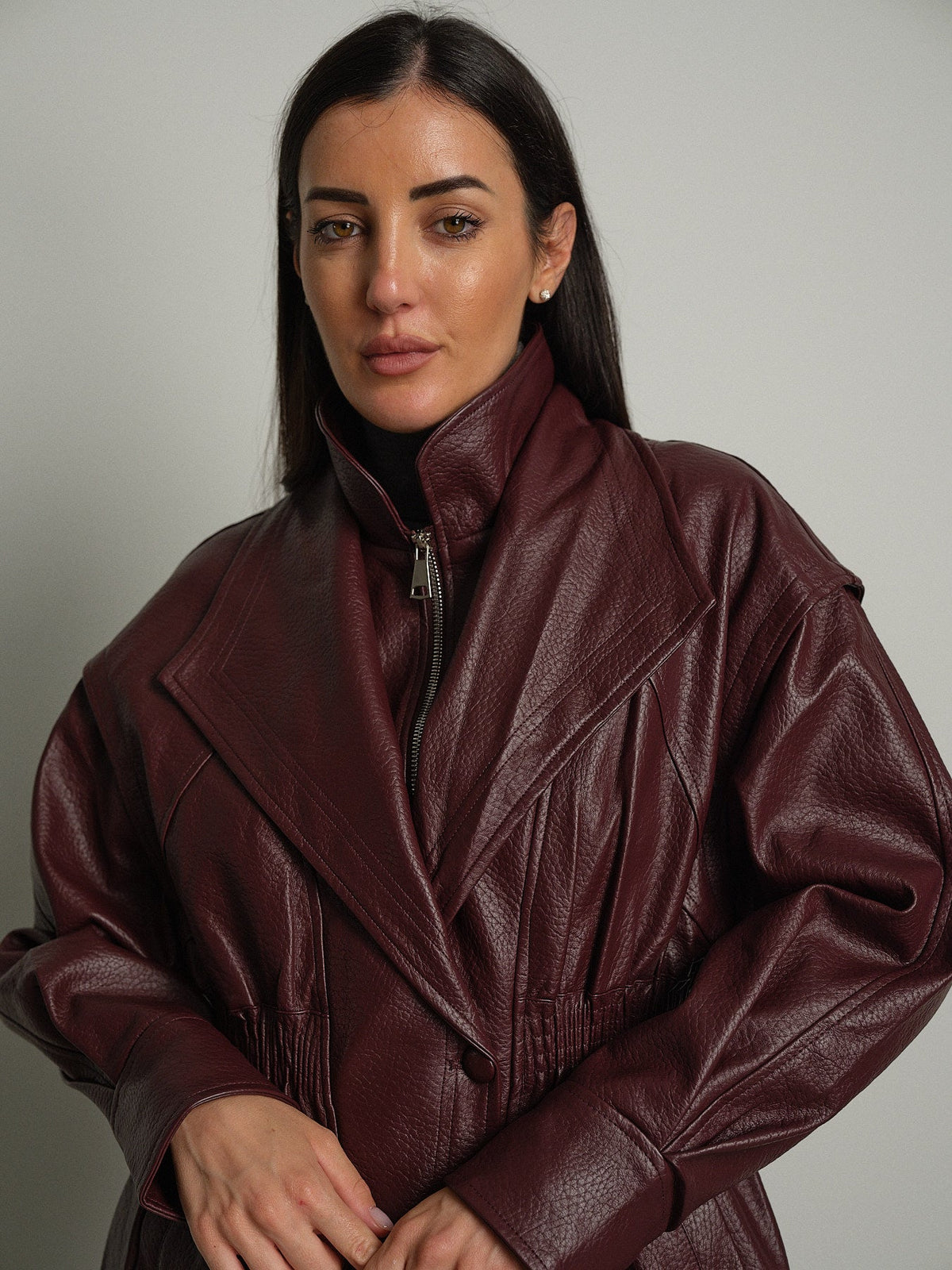 Bomber entallada de ecopiel – Burdeos