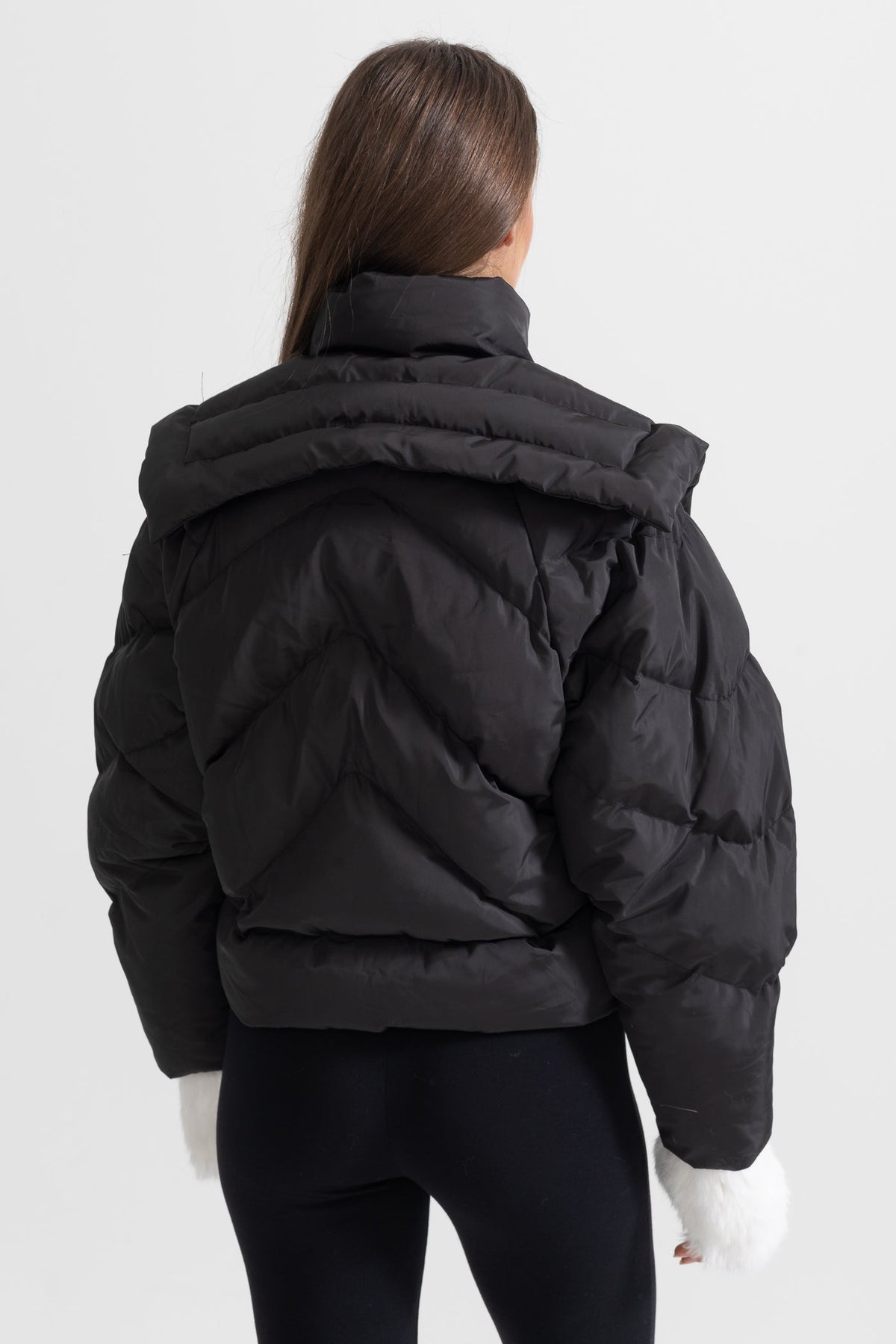 Plumífero Contemporáneo con Hombreras Anchas – Negro