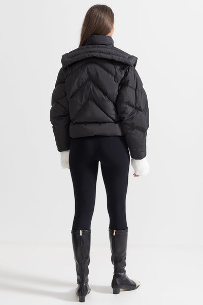 Plumífero Contemporáneo con Hombreras Anchas – Negro