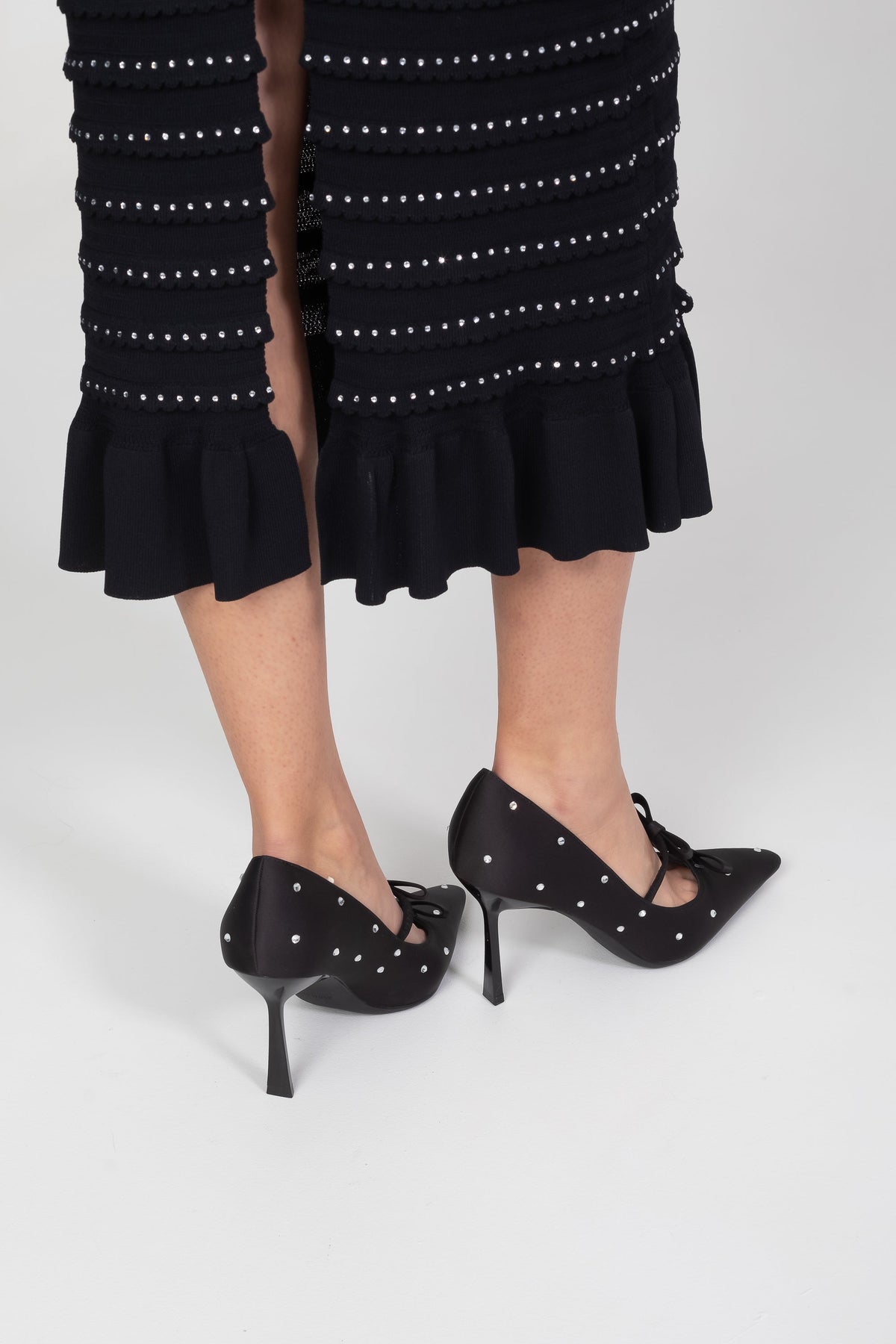 Zapatos de Salón de Punta con Lazo y Tachuelas de Cristal – Negro