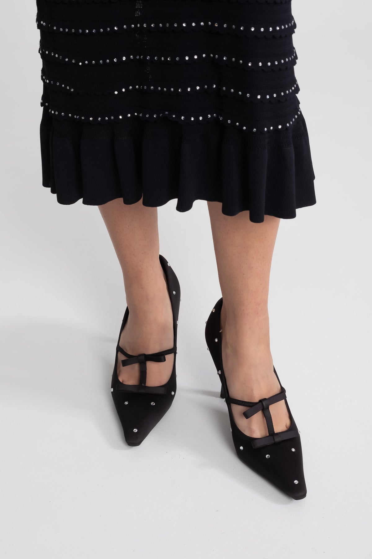 Zapatos de Salón de Punta con Lazo y Tachuelas de Cristal – Negro