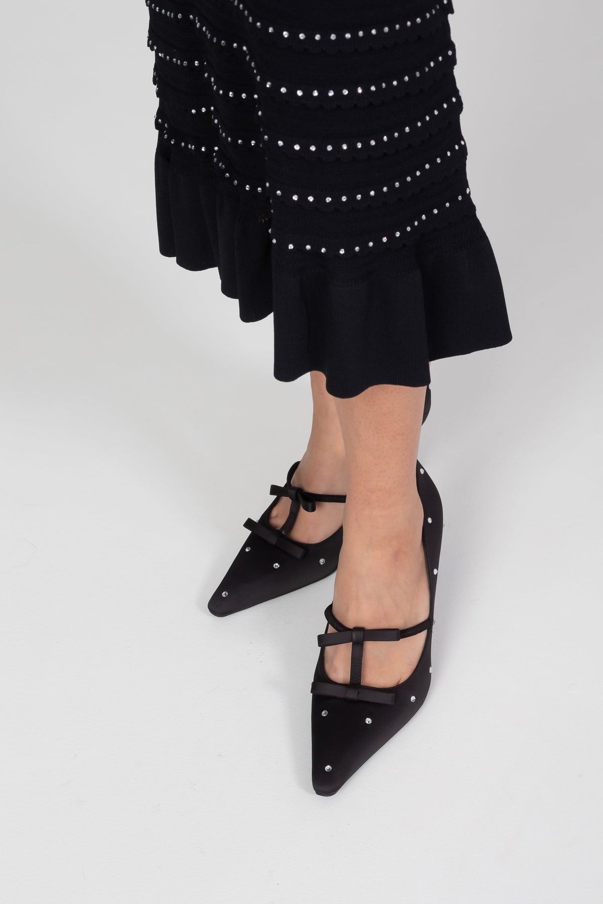 Zapatos de Salón de Punta con Lazo y Tachuelas de Cristal – Negro