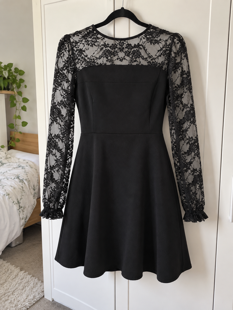 Qué bonito es este vestido!! 😍 Las mangas de encaje son una pasada y el color negro es precioso. Tiene un estilo súper elegante, perfecto para una cena o cualquier ocasión especial