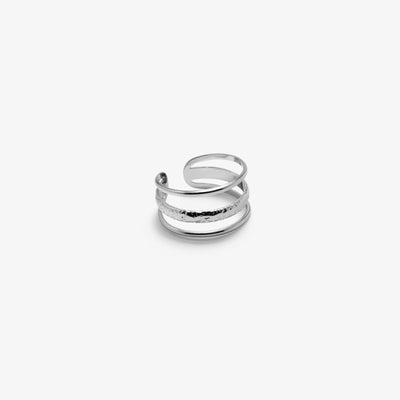 Anillo elegante de tres láminas con diseño triple