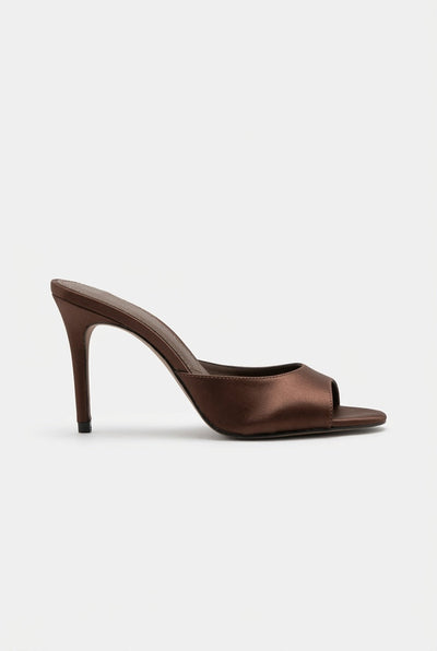 Mules elegantes de tacón de aguja y puntera abierta
