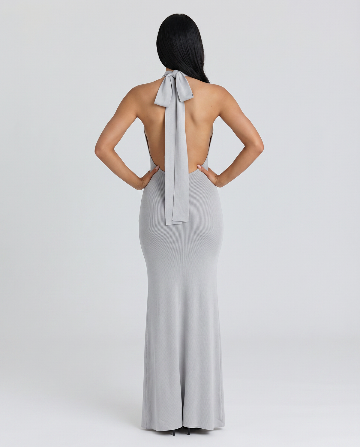 Brinley • Elegante vestido maxi halter con espalda descubierta