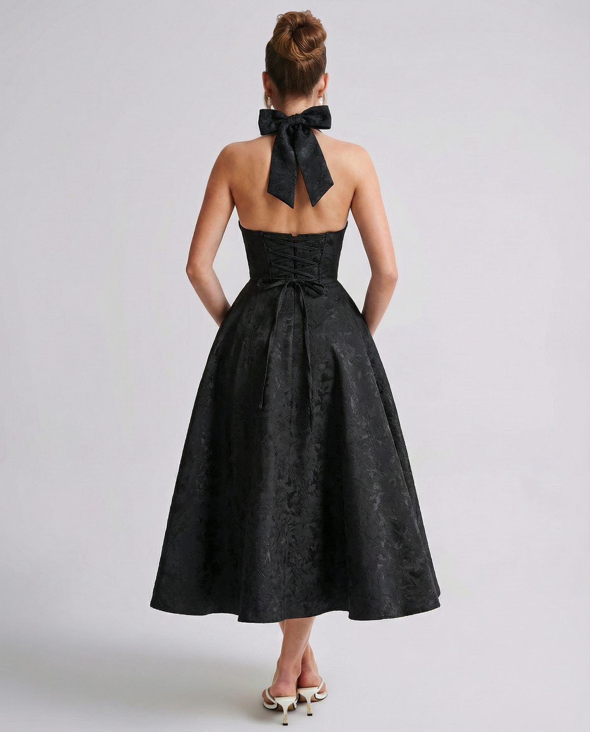 Sonia • Elegante vestido midi de jacquard con cuello halter