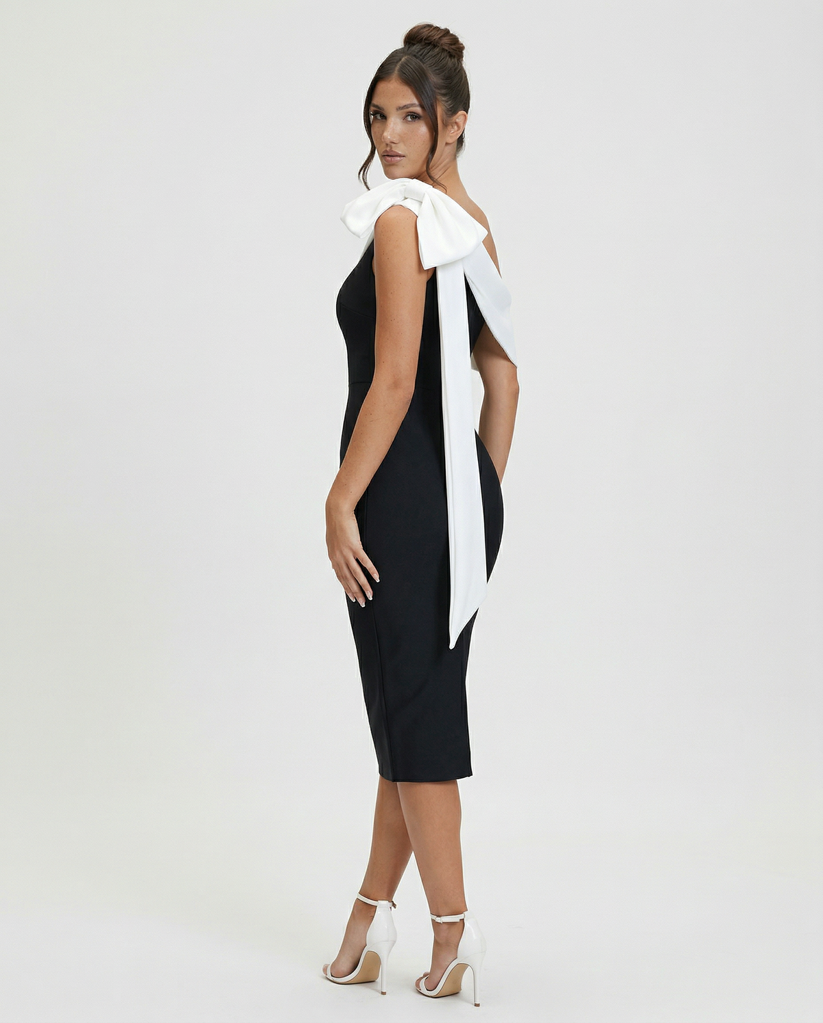 Elza • Vestido midi bandage de un solo hombro con elegante lazo