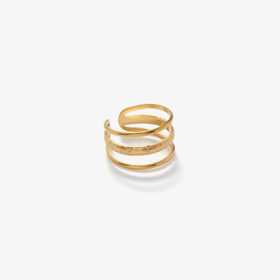 Anillo elegante de tres láminas con diseño triple