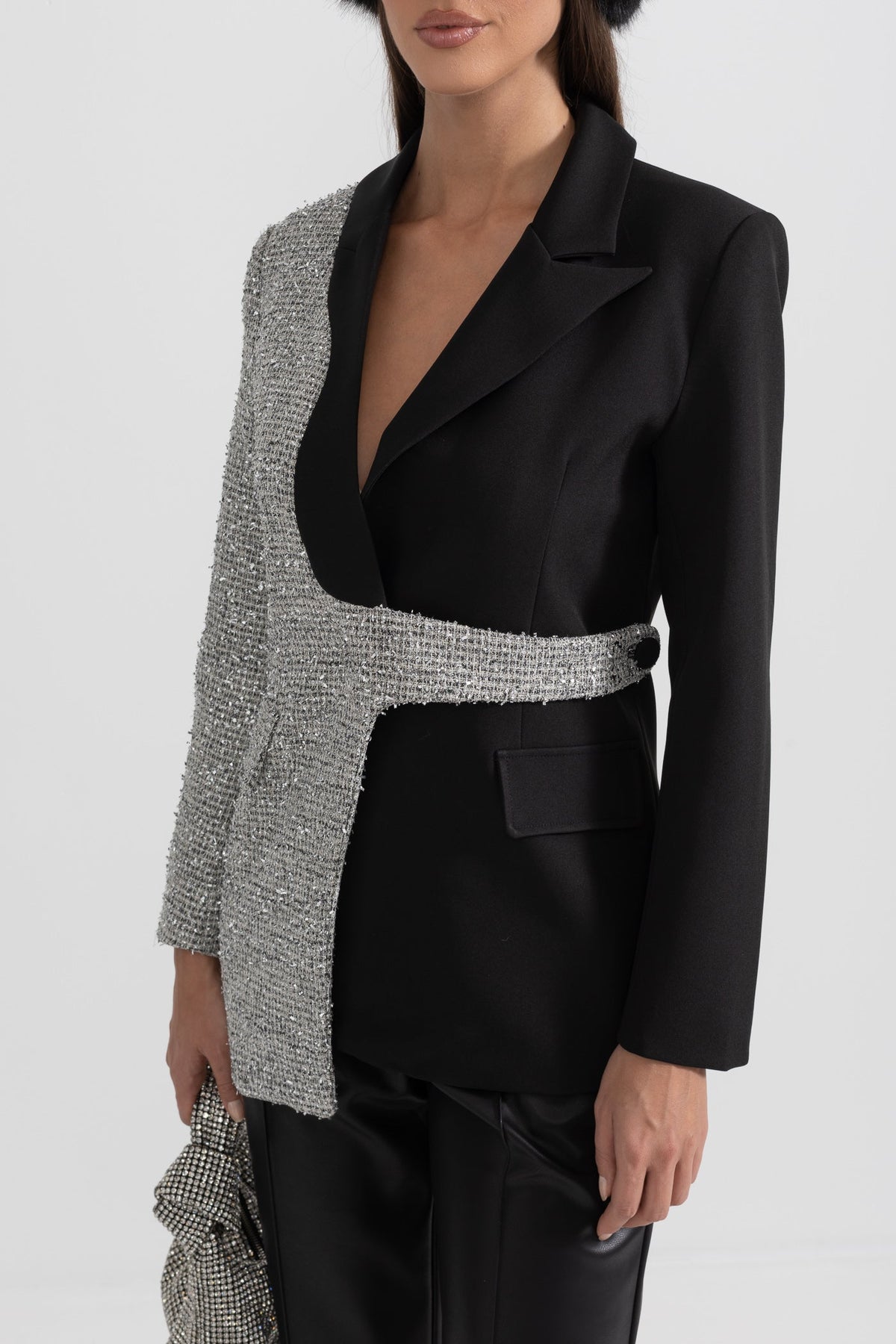 Blazer Bicolor con Bajo Asimétrico – Negro y Plata