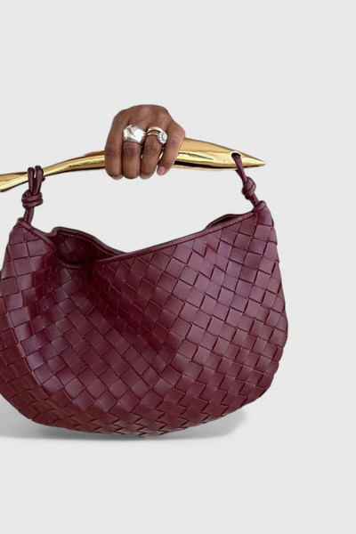Bolso Gerda tejido con elegante asa dorada