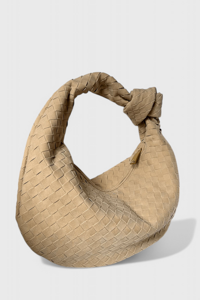 Bolso mediano tejido en lila con elegante detalle de nudo
