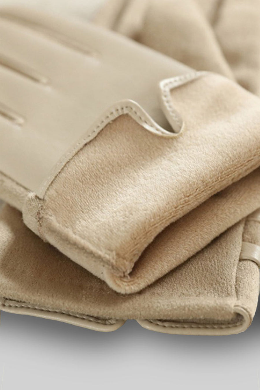 Guantes de Piel Vegana y Ante con Hebilla Dorada – Beige