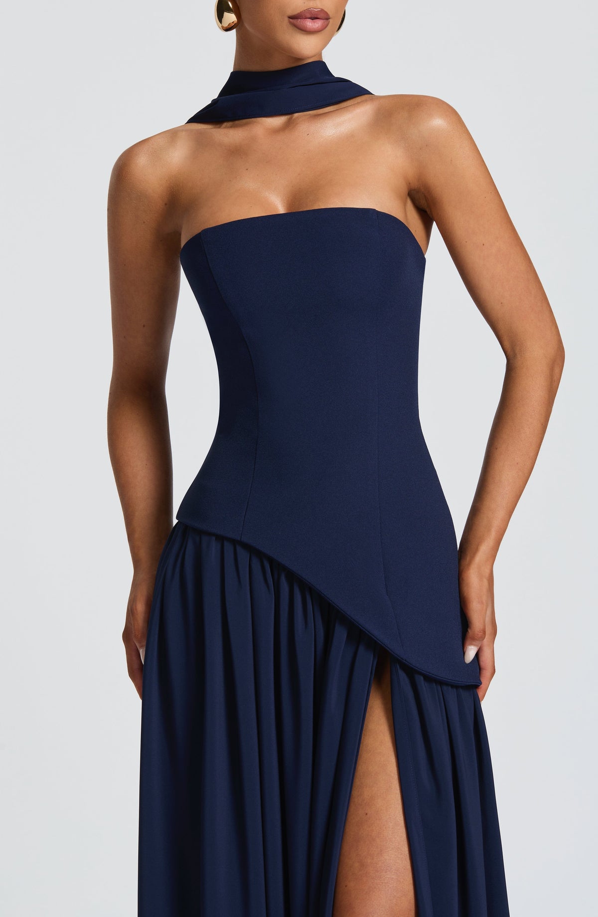 Alessia • Vestido maxi sin tirantes con escote elegante y abertura lateral