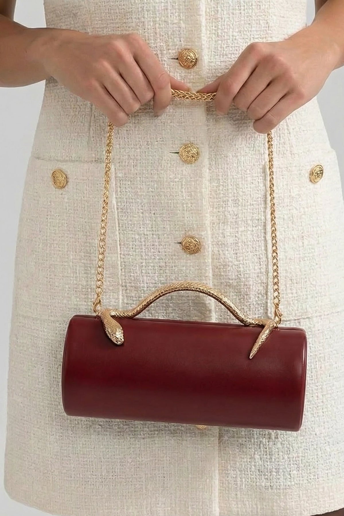 Bolso de Mano Estructurado con Asa de Serpiente y Cadena Dorada – Burdeos