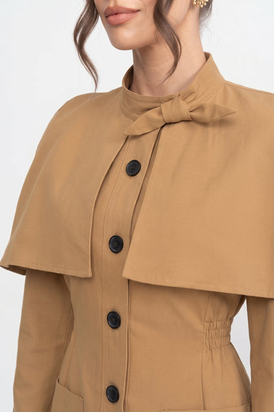 Gabardina con Capa Estructurada y Botones – Beige