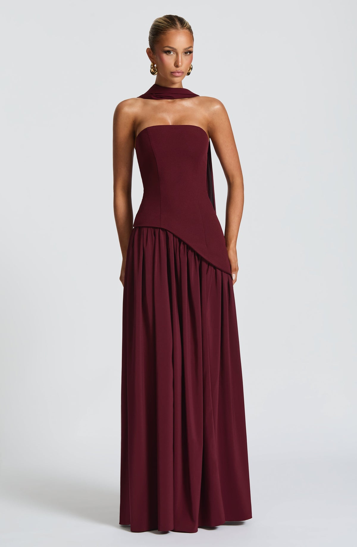 Alessia • Vestido maxi sin tirantes con escote elegante y abertura lateral