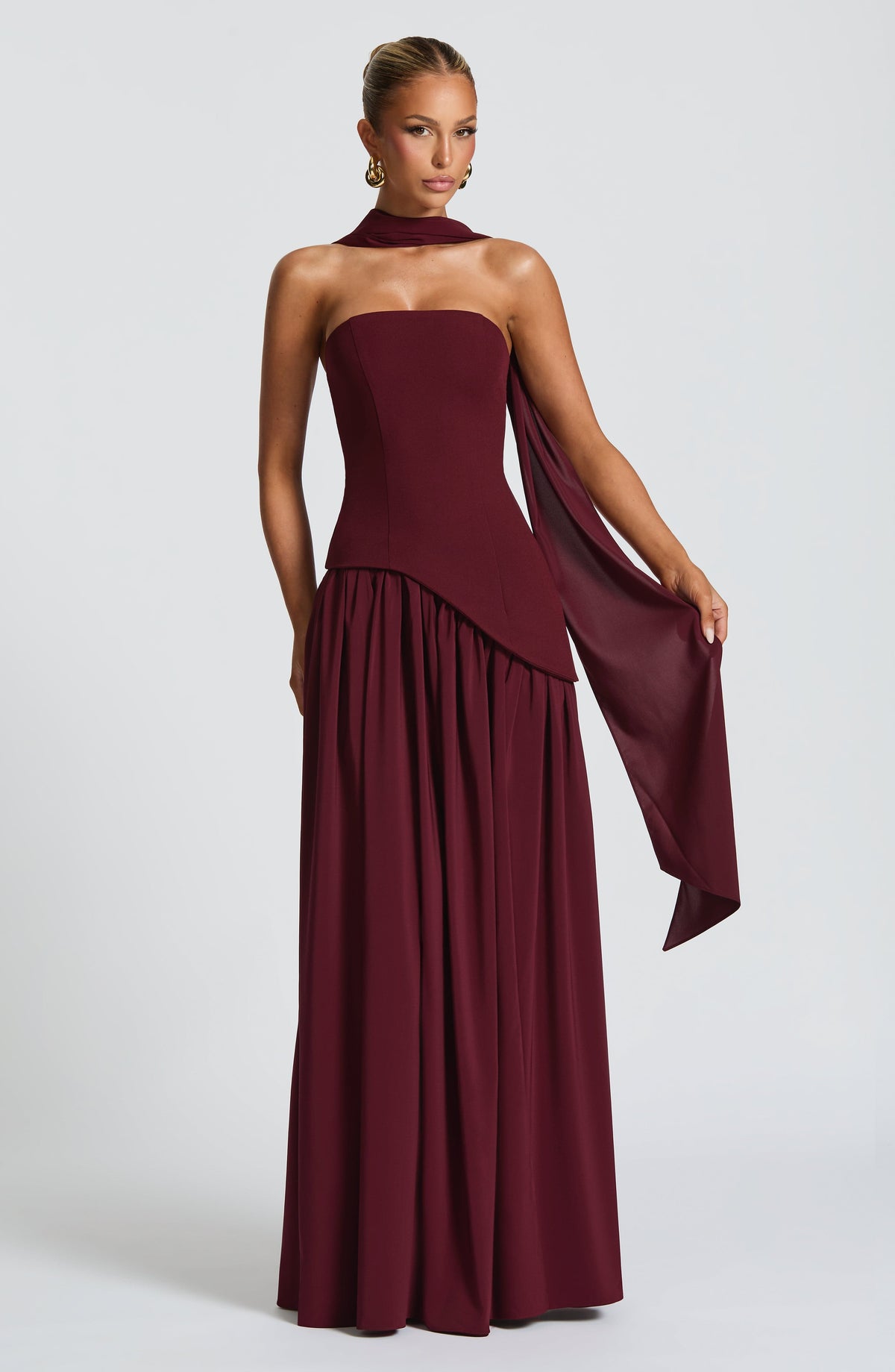 Alessia • Vestido maxi sin tirantes con escote elegante y abertura lateral