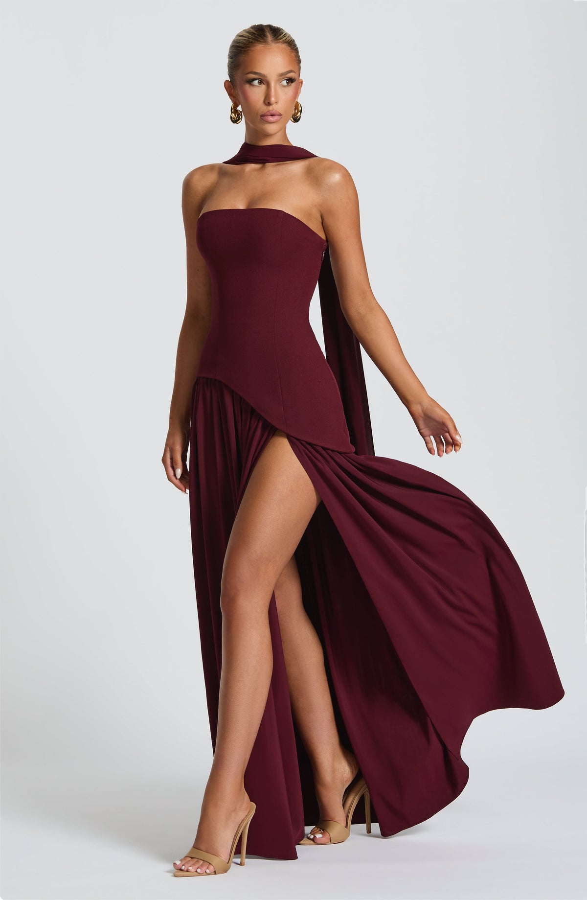Alessia • Vestido maxi sin tirantes con escote elegante y abertura lateral
