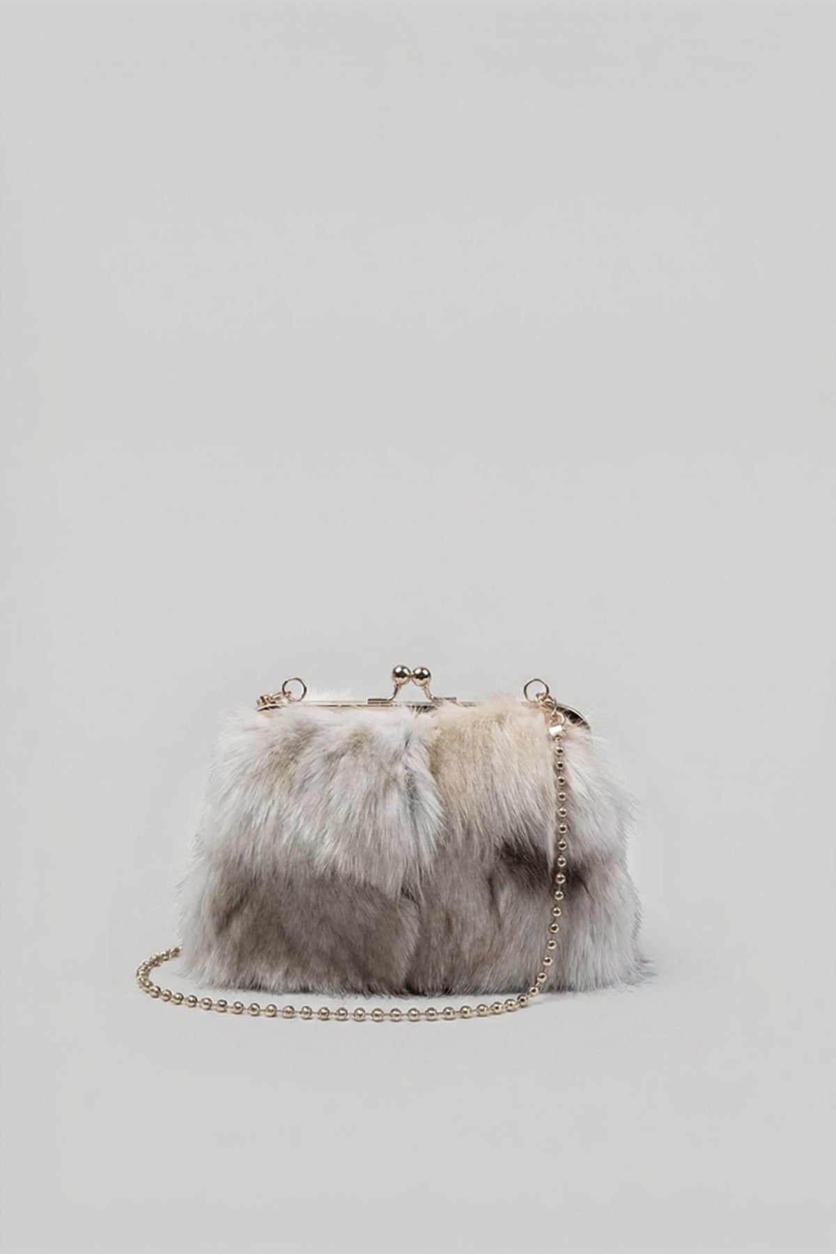 Clutch de pelo sintético caqui con cierre kiss-lock