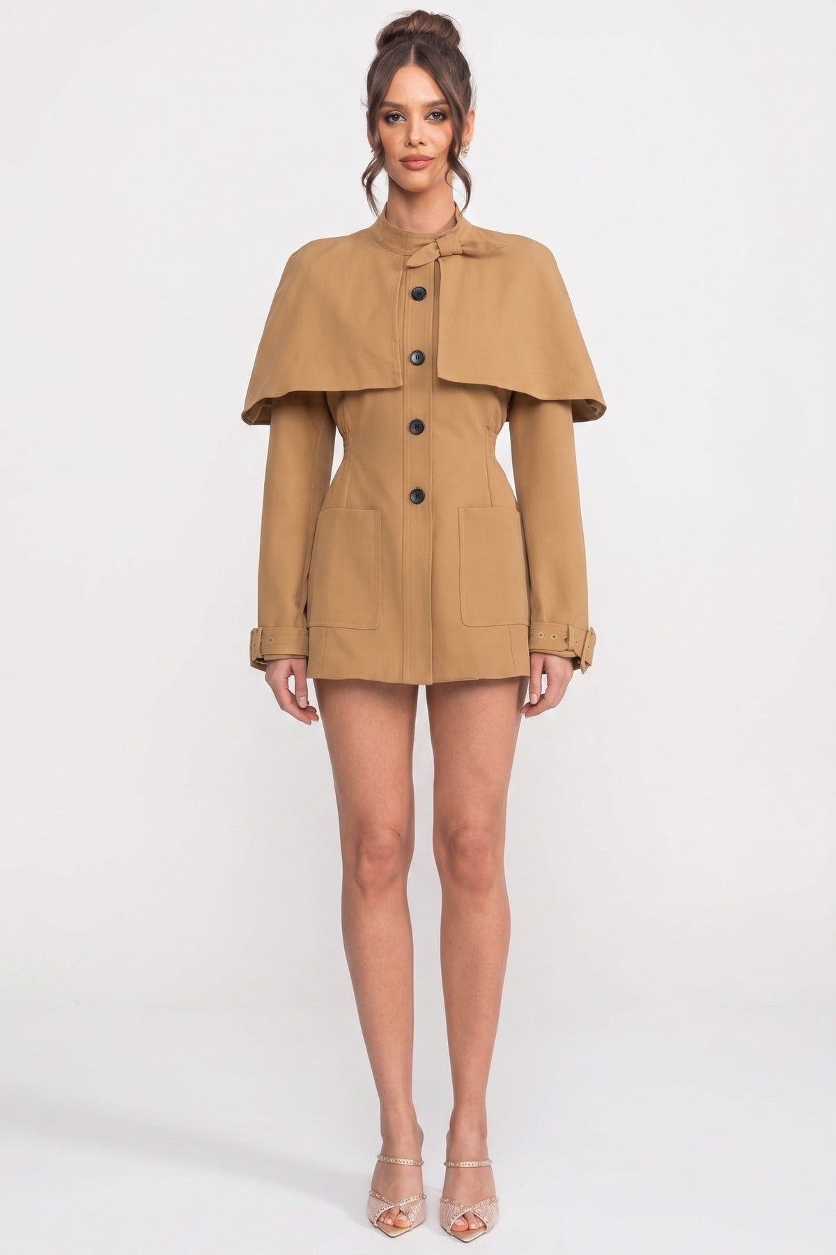 Gabardina con Capa Estructurada y Botones – Beige